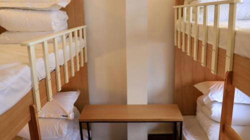 Ένα ή περισσότερα κρεβάτια σε δωμάτιο στο Travel light hostel