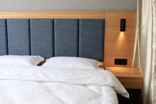 Ένα ή περισσότερα κρεβάτια σε δωμάτιο στο Travel light hostel