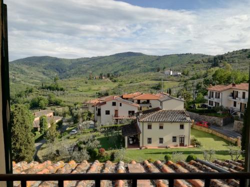 a view of a village with mountains in the background at Villino Chianti in Cavriglia