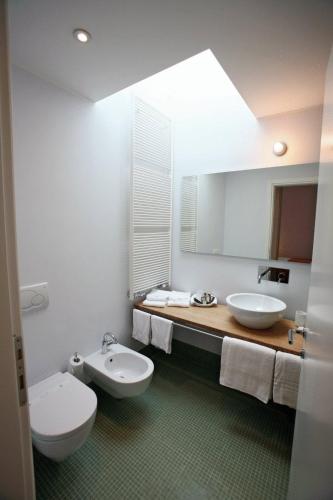 a bathroom with two sinks and a mirror at Hotel La Sosta in Cisano Bergamasco