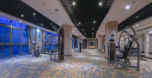 Das Fitnesscenter und/oder die Fitnesseinrichtungen in der Unterkunft Zhangjiajie Country Garden Phoenix Suites Hotel