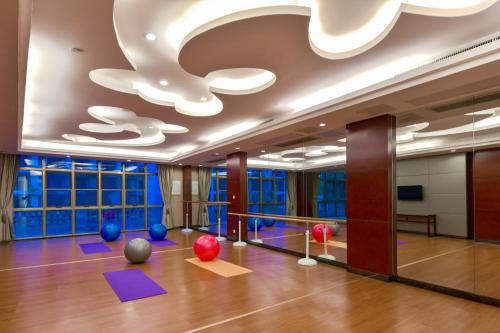 Das Fitnesscenter und/oder die Fitnesseinrichtungen in der Unterkunft Zhangjiajie Country Garden Phoenix Suites Hotel