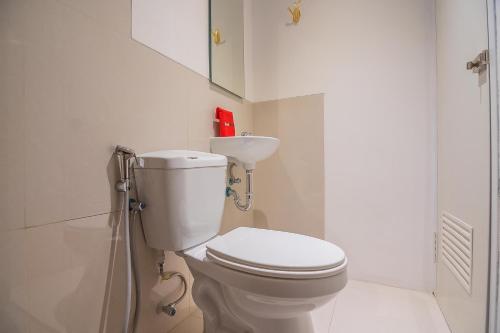 Ένα μπάνιο στο RedDoorz near Taman Rejomulyo