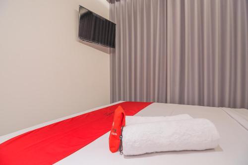 Ένα ή περισσότερα κρεβάτια σε δωμάτιο στο RedDoorz near Taman Rejomulyo