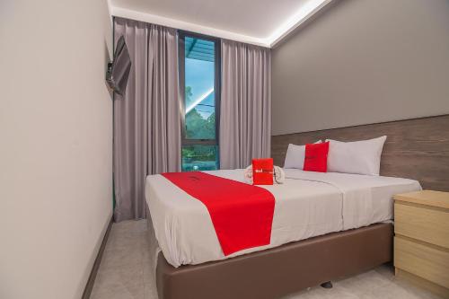Кровать или кровати в номере RedDoorz near Taman Rejomulyo