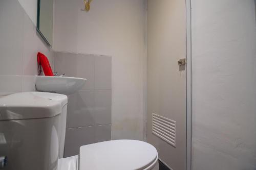 Ένα μπάνιο στο RedDoorz near Taman Rejomulyo