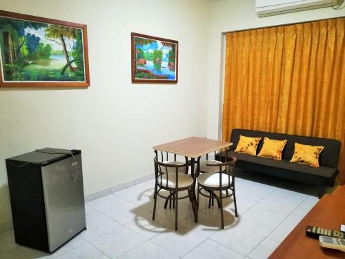 ein Wohnzimmer mit einem Tisch und einem Sofa in der Unterkunft Mini Departamento Iquitos 1245-01 in Iquitos