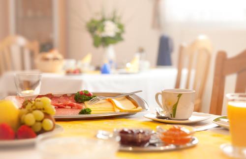 埃伦茨-波尔特斯多夫菲林克劳斯提森格斯兹莫公寓的一张桌子,上面有盘子的食物和一盘水果