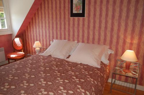 Un pat sau paturi într-o cameră la Gite Les Coquelicots