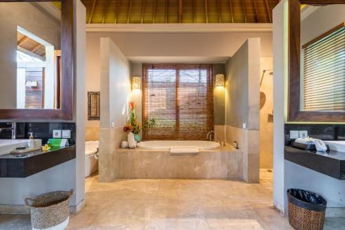 Koupelna v ubytování The Akasha Seminyak Bali Luxury Villas
