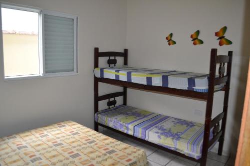 Двох'ярусне ліжко або двоярусні ліжка в номері Condomínio Brisa da Praia - Casas com 2 dormitórios, churrasqueira privativa e 3 vagas de garagem