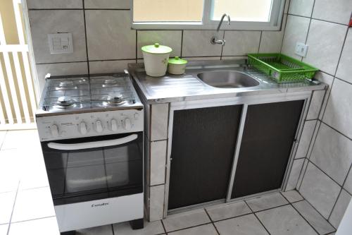A kitchen or kitchenette at Condomínio Brisa da Praia - Casas com 2 dormitórios, churrasqueira privativa e 3 vagas de garagem