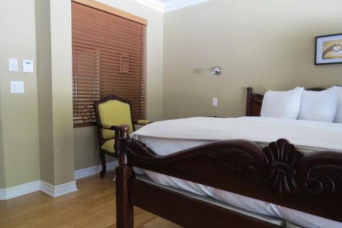 um quarto com uma cama grande e uma janela em Studio-hôtel Villegiature Saint-Sauveur em Piedmont