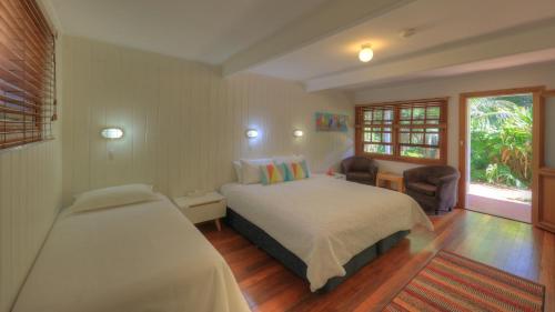 Beachcomber Lodge tesisinde bir odada yatak veya yataklar