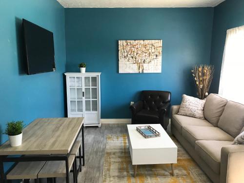 uma sala de estar com um sofá e uma mesa em Baby Blue Sky - Price 2bd - Newly remodeled - nearby trails em Price