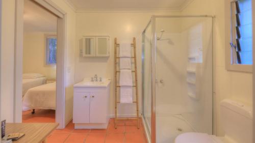uma casa de banho com um chuveiro e um lavatório. em Beachcomber Lodge em Lord Howe