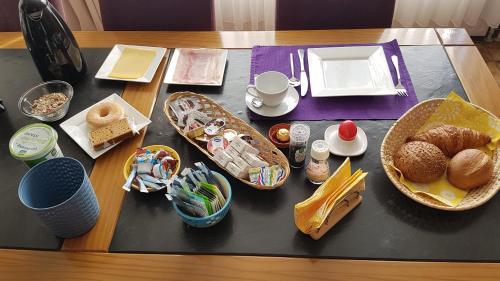 een tafel met brood en andere producten erop bij BnbMarlies in Oorsbeek