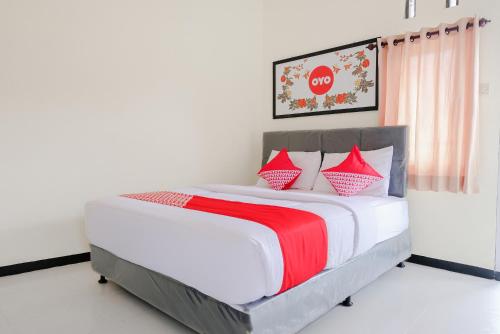 Säng eller sängar i ett rum på OYO 894 Nusa Indah Homestay Syariah