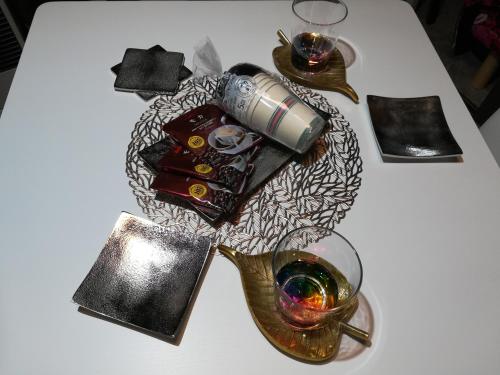 stół z lampką wina i talerz z drinkiem w obiekcie プランドール w mieście Sapporo