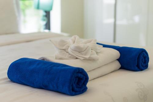 uma pilha de toalhas sentadas em cima de uma cama em 4 bdr villa with cinema in Laguna, 800 m to beach #157 em Praia de Bang Tao