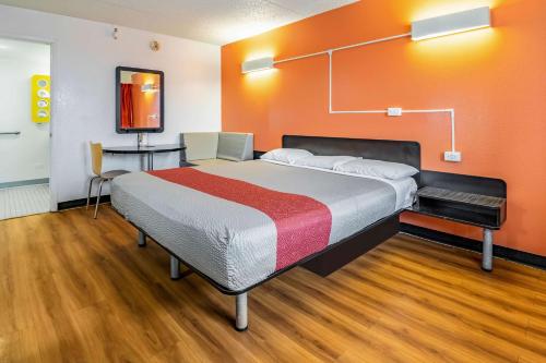 מיטה או מיטות בחדר ב-Motel 6-Joliet, IL - I-80
