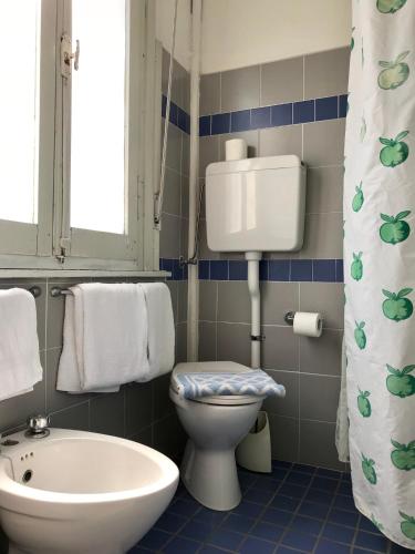 a bathroom with a toilet and a tub and a sink at Hotel Garni Picnic in Riccione