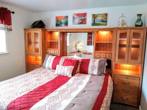 Una cama o camas en una habitación de Sauna & Steam Larch Avenue Getaway