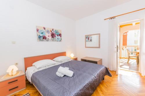 1 dormitorio con 1 cama con 2 toallas en Apartments Grakalic great location, en Medulin
