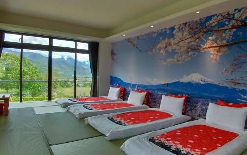 Giường trong phòng chung tại Yulaikung B&B