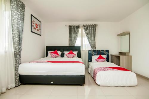 מיטה או מיטות בחדר ב-OYO 882 Puri Gevana Guest House