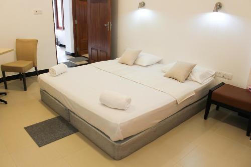 Tempat tidur dalam kamar di Hotel Digana