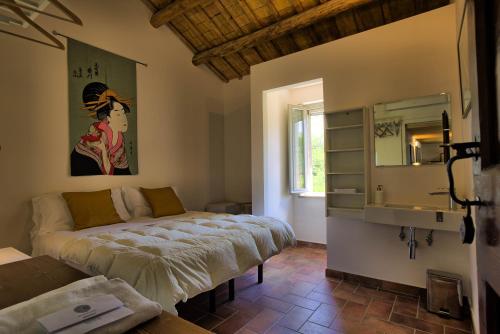 سرير أو أسرّة في غرفة في Grande villa storica per vacanze con giardino privato e piscina