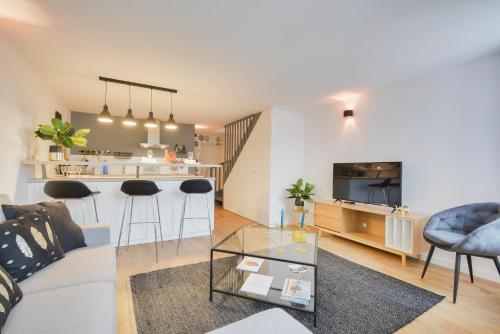 un salon avec un canapé et une table dans l'établissement Le Royal des Trois-Maisons, à Nancy