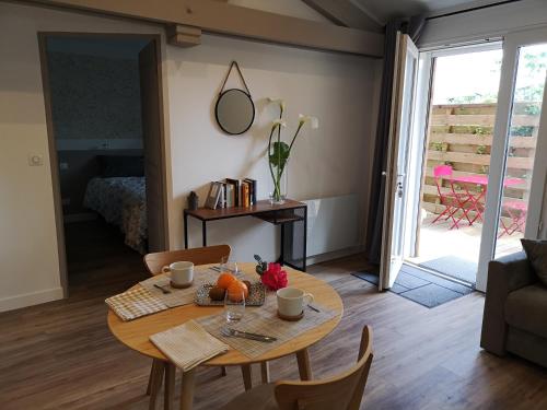 uma sala de estar com uma mesa de madeira e uma sala de jantar em Hossegor Les Bécasses em Soorts-Hossegor