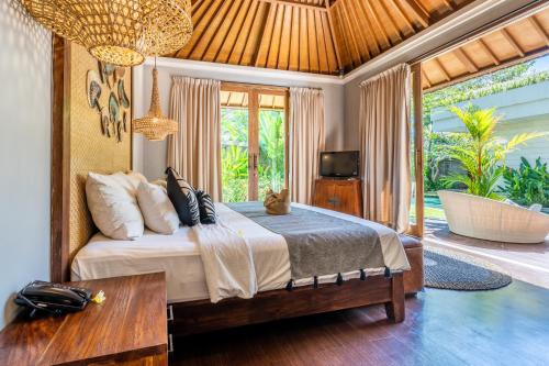 Tempat tidur dalam kamar di The Akasha Luxury Villas