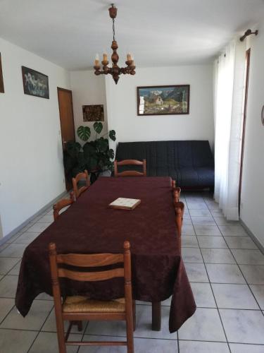 a living room with a table and a couch at villa rue gainekoa 1er étage in Cambo-les-Bains