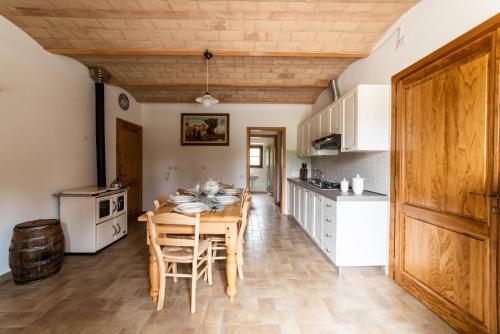 Appartamento nella Campagna di Certaldo Il Ciliegioにあるキッチンまたは簡易キッチン