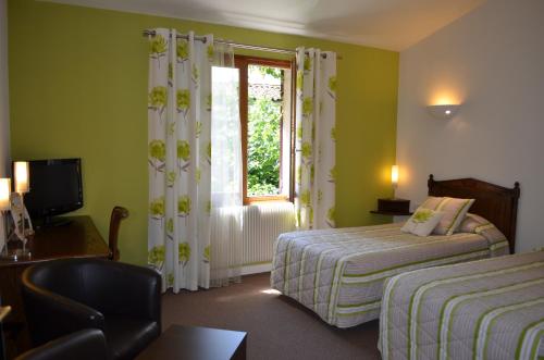 Giường trong phòng chung tại Hotel de Bourgogne
