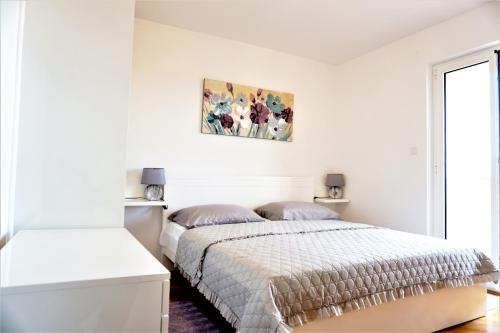 Ένα ή περισσότερα κρεβάτια σε δωμάτιο στο Apartment and Rooms Milak