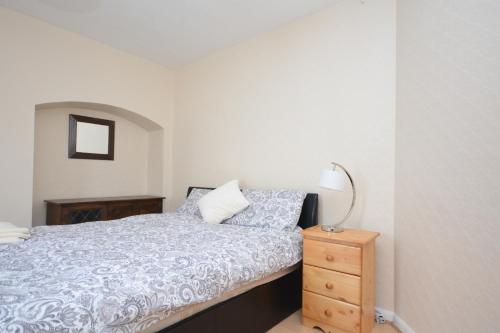 Säng eller sängar i ett rum på London Deluxe Four Bedroom House