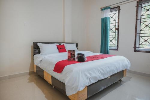RedDoorz near Ringroad City Walks Medan tesisinde bir odada yatak veya yataklar