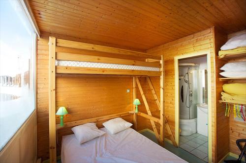 a bedroom with two bunk beds and a shower at Appartement la Cabane d'Engaly in Aragnouet