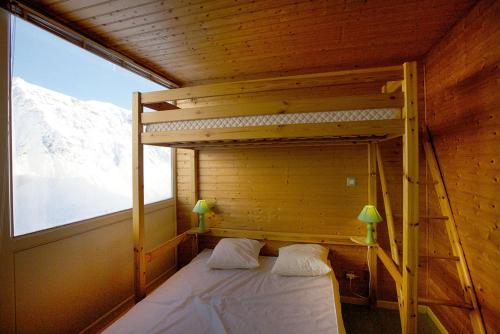 a bedroom with a bunk bed and a mountain at Appartement la Cabane d'Engaly in Aragnouet