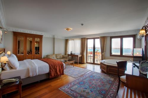 イスタンブールにあるホテル スメンゲンのベッドルーム1室(ベッド1台付)、リビングルームが備わります。