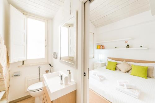 un piccolo bagno con lavandino e servizi igienici di Wonderful Apartment in the City Centre - Big Terrace & WiFi a Cagliari