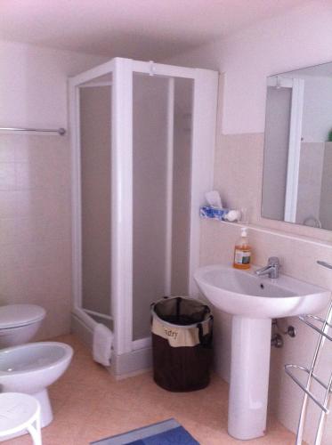 a bathroom with a sink and a shower and a toilet at Corte Spinosa in Negrar