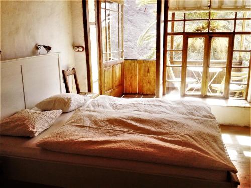 1 cama en una habitación con ventana en Torre Azul, en Valle Gran Rey