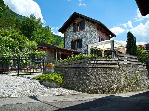 ポンテ・ネッラルピにあるBelvilla by OYO Casa delle Alpiの石垣・柵のある家