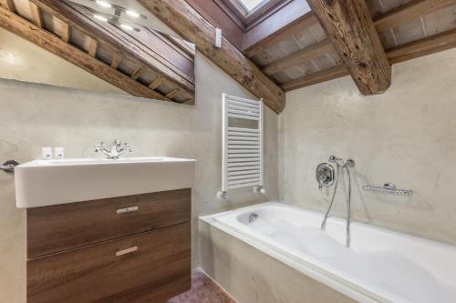 La salle de bains est pourvue d'une baignoire et d'un lavabo. dans l'établissement Ca' del Monastero 7 Collection Bright Apartment with Terrace, à Venise