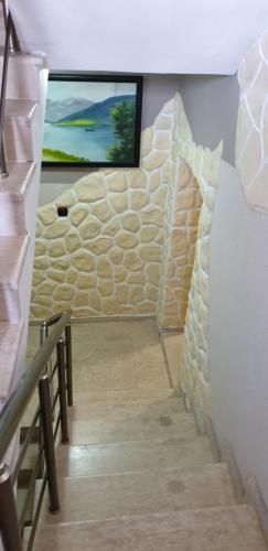 un escalier avec une télévision sur un mur dans l'établissement Морската Къща, à Tsarévo